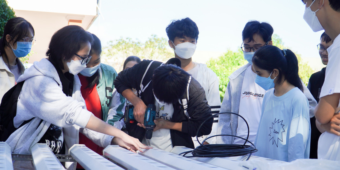 Tặng giàn thủy canh hồi lưu cho Trường THPT Quang Trung